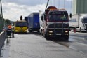 Schwerer LKW VU PKlemm A 4 Rich Olpe auf der Rodenkirchener Bruecke P438